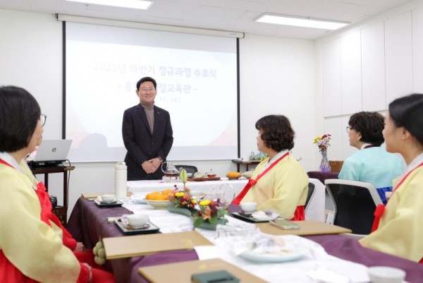 9-1. 이상일 용인특례시장은 19일 예절교육관 정규과정 프로그램 수료식에 참석해 축하 인사를 전했다.JPG