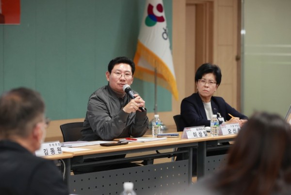 4-2. 이상일 용인특례시장이 19일 기흥구청 다목적홀에서 ‘입주대표의회의 소통콘서트’를 열고 시민과 현안에 대해 이야기를 나누고 있다..jpg