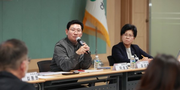 4-2. 이상일 용인특례시장이 19일 기흥구청 다목적홀에서 ‘입주대표의회의 소통콘서트’를 열고 시민과 현안에 대해 이야기를 나누고 있다..jpg