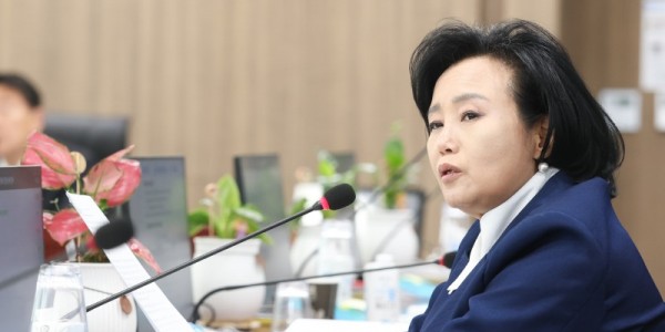 251120 정윤경 부의장, “직거래장터, 일부 업체 독점 안 돼...공정한 농가 참여 확대해야” 道농수산진흥원 직거래장터 개선 촉구.jpg