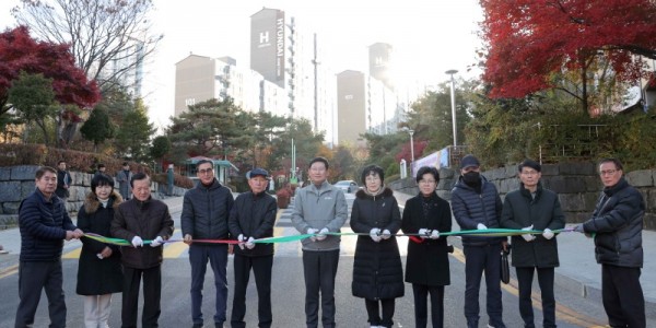 19일 교동마을 현대홈타운 정문에서 이상일 시장과 시 관계자, 입주민들이 진출입로 준공 기념 테이프커팅을 하고 있다.JPG