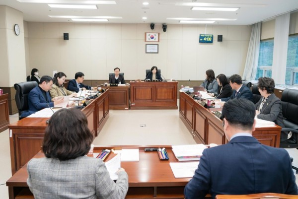 사진1. 용인특례시의회 경제환경위원회(위원장 신현녀)는 20일 위원회 소관 시 농업기술센터와 기후환경위생국을 대상으로 4일차 행정사무감사를 진행했다..jpeg