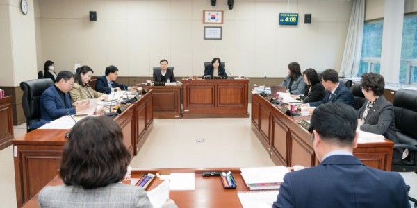 사진1. 용인특례시의회 경제환경위원회(위원장 신현녀)는 20일 위원회 소관 시 농업기술센터와 기후환경위생국을 대상으로 4일차 행정사무감사를 진행했다..jpeg