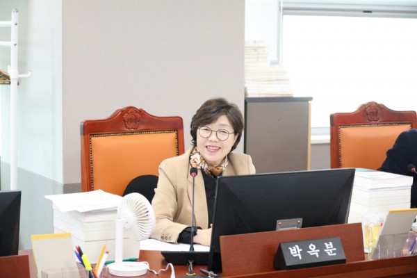 251121 박옥분 의원, 하천·계곡 지킴이 여성 지원자 86명 중 실제 선발 18명...“성인지 예산 무용지물”(1).JPG.jpg