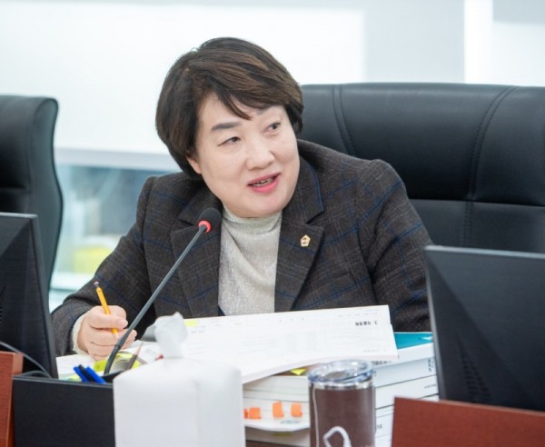 251121 “1,421만 도민보다 중앙정부 눈치인가” 지미연 의원 강력 비판.jpeg