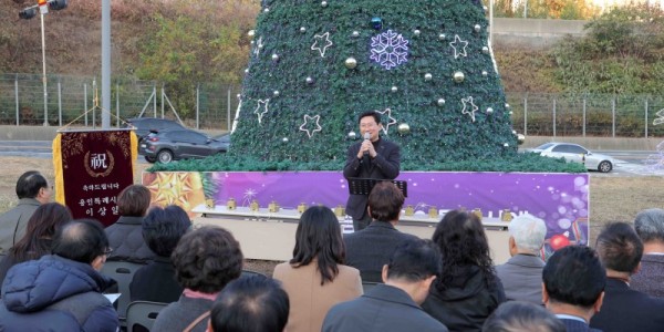 2-1. 22일 기흥구 영덕동 산 1-1번지에서 크리스마스트리 점등식이 열렸다..JPG