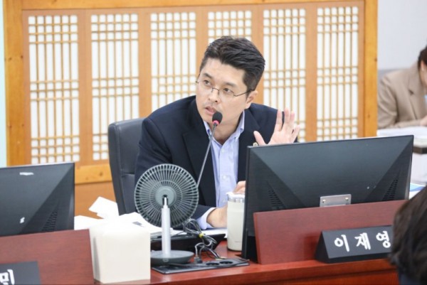 251124 이재영 의원, “재정 어렵다고 가장 약한 고리 먼저 끊어선 안 돼... 소공인·취약기업 판로는 연착륙 설계 필요”1.jpg