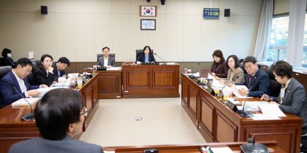 사진1. 용인특례시의회 경제환경위원회(위원장 신현녀)는 21일 위원회 소관 시 상‧하수도사업소와 반도체경쟁력강화국에 대한 5일차 행정사무감사를 진행했다..jpg