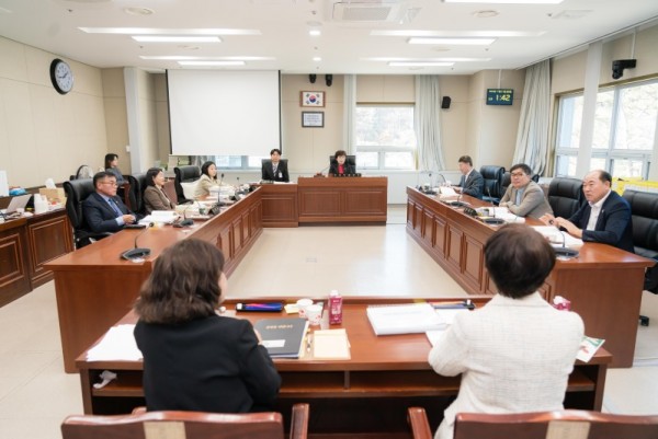 사진1. 용인특례시의회 문화복지위원회(위원장 김상수)는 21일 위원회 소관 시 문화체육관광국과 도서관사업소에 대한 5일 차 행정사무감사를 진행했다..jpg