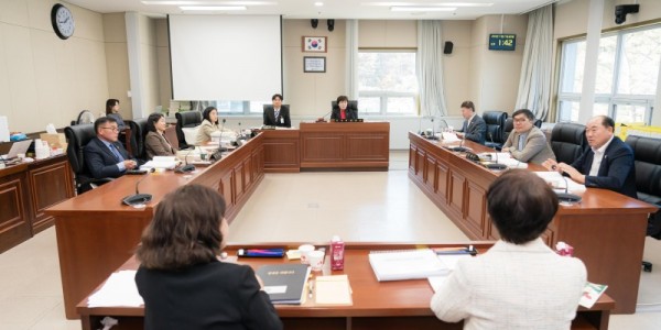 사진1. 용인특례시의회 문화복지위원회(위원장 김상수)는 21일 위원회 소관 시 문화체육관광국과 도서관사업소에 대한 5일 차 행정사무감사를 진행했다..jpg