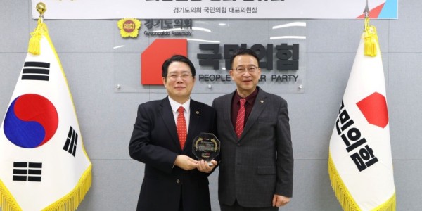 251124 김현석 의원, ‘2025 행정사무감사 우수의원상’ 수상.jpg