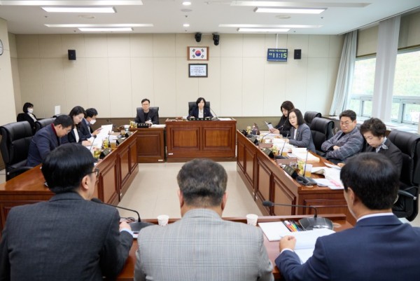 사진1. 용인특례시의회 경제환경위원회(위원장 신현녀)는 24일 위원회 소관 시 산하기관인 용인시산업진흥원과 용인도시공사.jpg