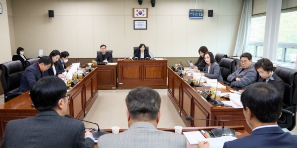 사진1. 용인특례시의회 경제환경위원회(위원장 신현녀)는 24일 위원회 소관 시 산하기관인 용인시산업진흥원과 용인도시공사.jpg