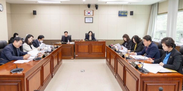 사진1. 용인특례시의회 경제환경위원회는 25일 2025년도 제297회 제2차 정례회 기간 중 실시한 행정사무감사에 대한 강평을 했다..jpg