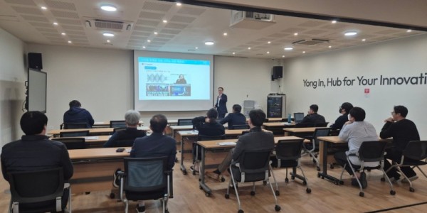 (사진) 소공인 스타트업허브 1층 컨퍼런스룸에서 소공인들이 디지털 DX 전략교육을 듣고 있다..jpg