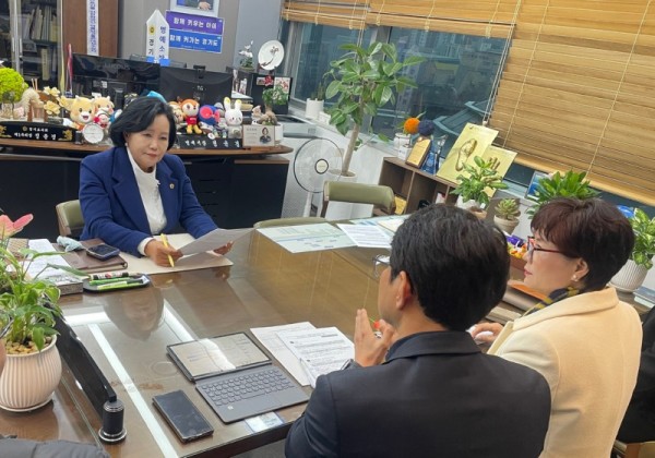 251126 정윤경 부의장, 군포 관내 중학교 학급수 감소 교사 감소로 이어져 학습권 침해 우려, 교육청과 긴급 간담회 열어 (1).jpg