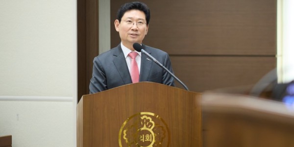 3. 26일 용인특례시의회에서 이상일 시장이 시정질문에 답변하고 있다.jpg