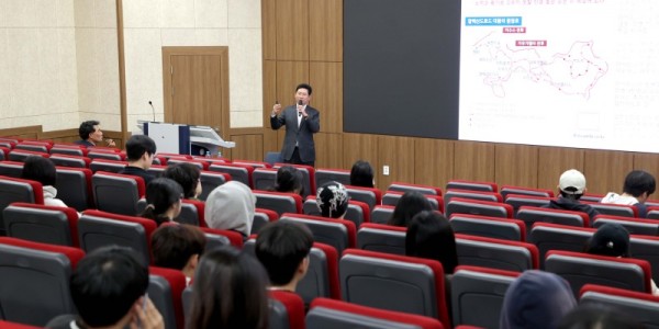 5-1. 이상일 용인특례시장이 26일 단국대학교 국제관에서 학생들을 대상으로 리더십 특강을 하고 있다..JPG
