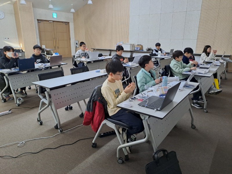 ▲ 용인시산업진흥원은 서농도서관에서 교육생을 대상으로 아두이노를 활용한 초음파 피아노 만들기 체험 프로그램을 운영했다.(용인시산업진흥원 제공).jpg