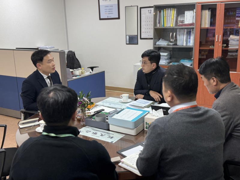 251202 이호동 의원, 수원시청 찾아 영통소각장 이전 논의... “수원시민 희생에 정당한 보상 필요” (1) (1).jpg