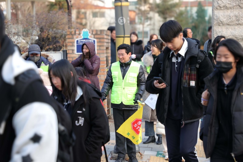 10-1. 이상일 용인특례시장은 3일 대현초를 방문해 교통지도 봉사를 진행했다.JPG