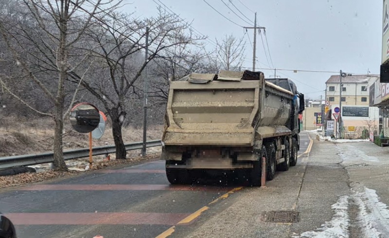 8-2. 용인특례시 고기동을 지나가는 공사차량의 모습.jpg