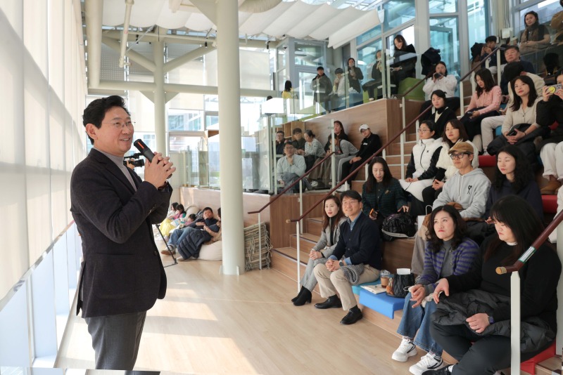 6-1. 이상일 용인특례시장이 7일 SERI PAK with 용인에서 열린 박세리 전 감독의 토크콘서트에 참석해 인사말을 하고 있다..JPG