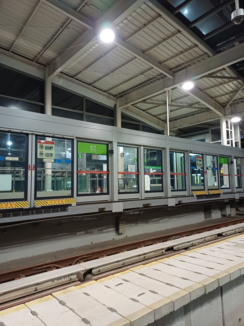 2. 용인특례시는 용인경전철 이용객의 안전을 위해 승강장 안전문 가동문 이탈방지 가이드 슈 보강공사를 마쳤다..jpg