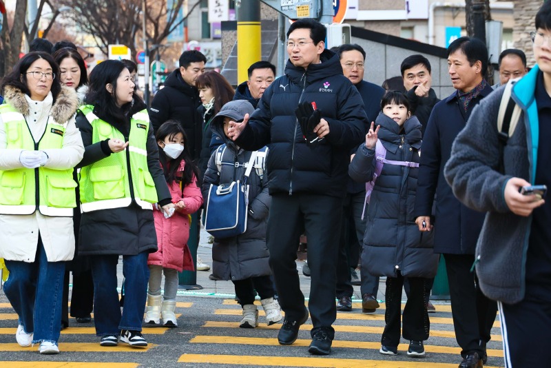 3-1. 9일 오전 대지초에서 이상일 시장이 통학로를 점검하고 있다.jpg