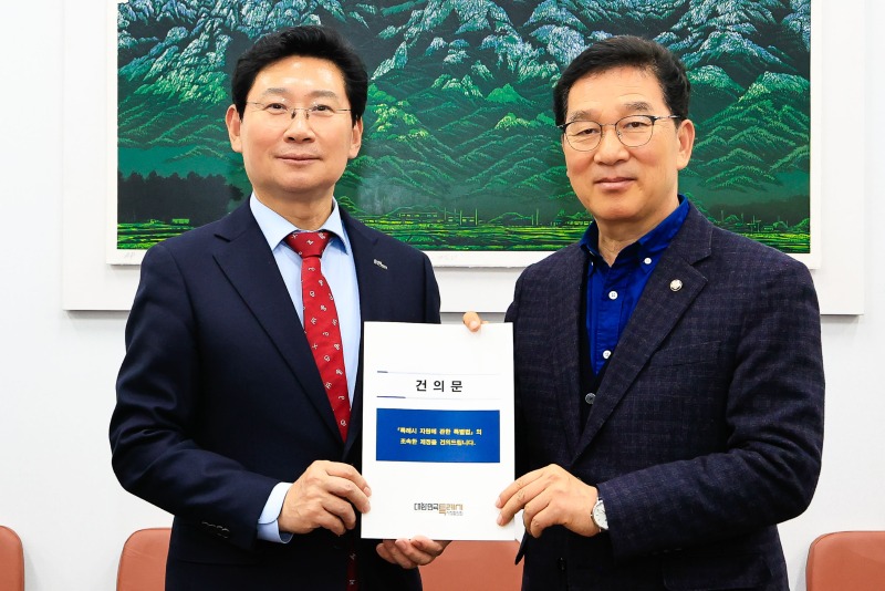 11-1. 이상일 용인특례시장(왼쪽)은 10일 신정훈 국회 행정안전위원회 위원장(오른쪽)에게 특례시장협의회 공동명의로 작성된 특례시 지원에 관한 특별법 제정 촉구 건의문을 전달했다.jpg