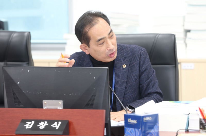 251212 김창식 의원, “경기도 재정 우선순위 뒤바뀌었다”... 청년·여성·가족 핵심 정책 축소 강력 지적.jpg