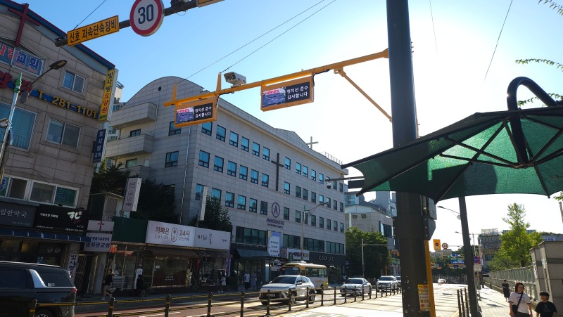 1-1. 기흥구는 어린이보호구역 내에 ‘정지선 위반 알리미’와 ‘우회전 감응 시스템’을 도입했다.jpg
