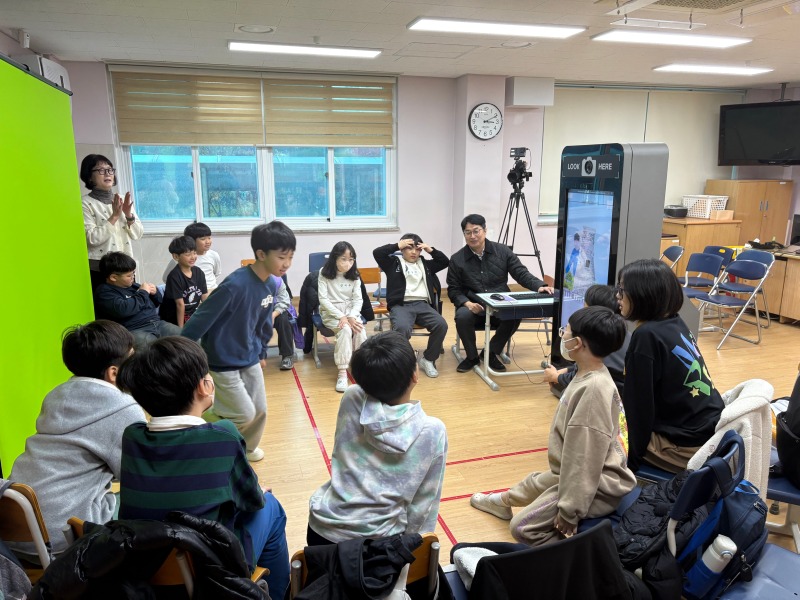 (사진1) 용인시산업진흥원은 용인교육지원청 및 신월초등학교와 함께 늘봄학교를 연계하여 AR 및 XR 기술을 활용한 ‘숏폼 영상 크리에이터 아카데미’를 운영했다고 밝혔다(용인시산업진흥원 제공).jpg