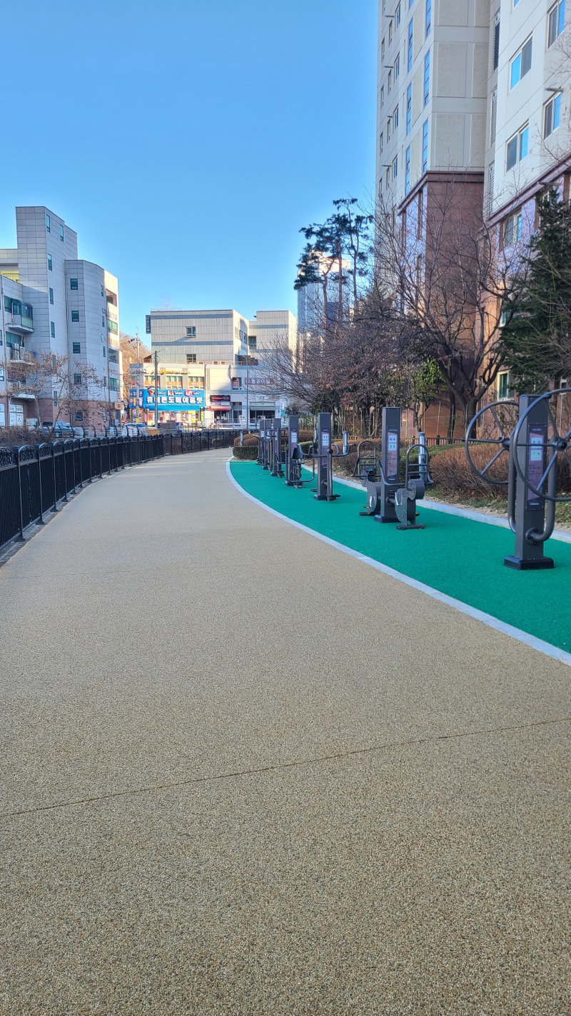 5. 포장을 마친 마북동 공공공지 산책로.jpg