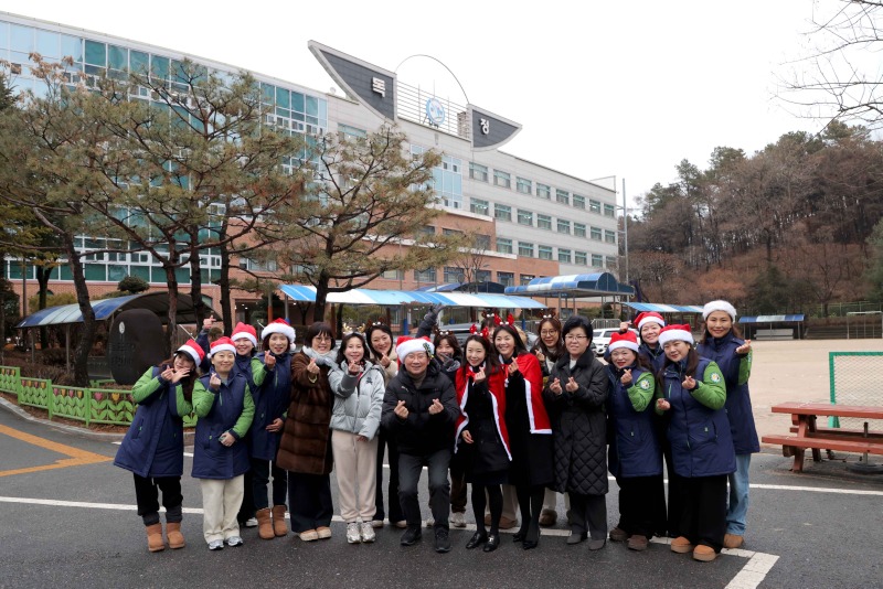 11-1. 이상일 용인특례시장이 24일 기흥구에 있는 독정초등학교에서 교통지도봉사를 마친 뒤 녹색어머니회 등 관계자들과 기념사진 촬영을 하고 있다..JPG