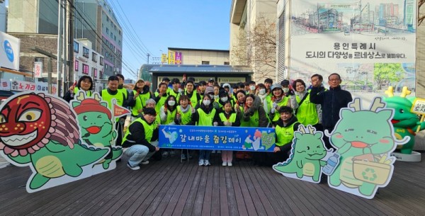 3-1. 11월 29일 용인특례시 신갈오거리 도시재생 사업지 일대에서 열린 갈내마을 줍깅데이 행사 모습.jpg