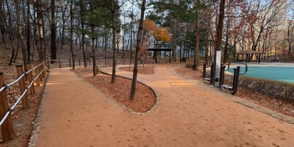 4. 새롭게 단장한 용인특례시 기흥구 보정동에 있는 큰솔근린공원 맨발길.jpg