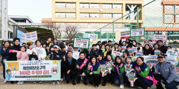 7-1. 이상일 용인특례시장이 2일 기흥구 서농초 정문 횡단보도에서 교통지도 봉사활동을 마친 뒤 관계자들과 기념사진 촬영을 하고 있다..jpg