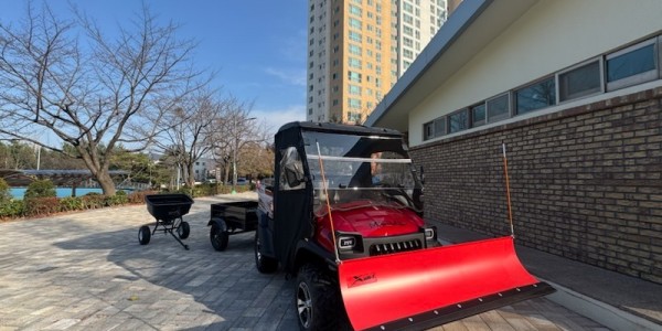 5-1. 수지체육공원에 배치한 제설차.jpg