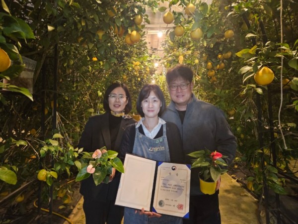 4. 농촌진흥청 주최 제21회 생활원예·치유농업 경진대회서 우수상을 수상한 한수정 팜앤트리 대표(가운데).jpg