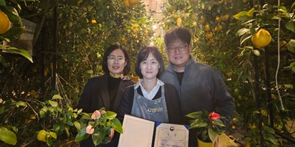 4. 농촌진흥청 주최 제21회 생활원예·치유농업 경진대회서 우수상을 수상한 한수정 팜앤트리 대표(가운데).jpg