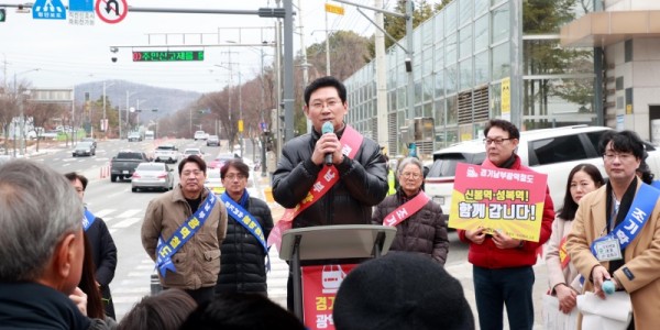 3-1. 이상일 용인특례시장은 6일 오전 수지구 성복동 일대에서 수지연대 주관으로 열린 ‘경기남부광역철도 조기 착공 촉구 걷기대회’에 참석했다..jpg