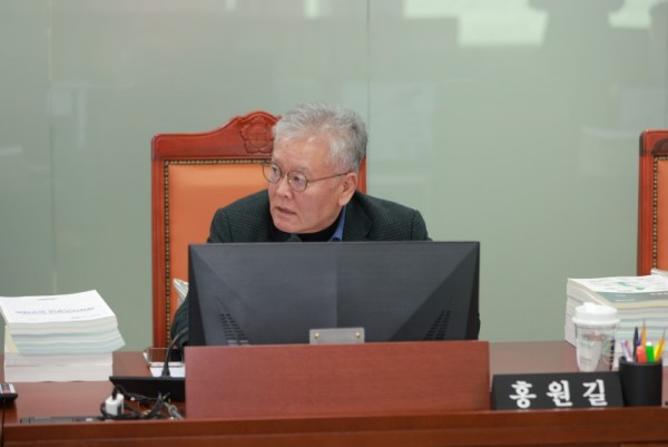 251209 홍원길 의원, “주민주도 지역문제 해결 사업 왜 줄었나” 마을공동체 예산 대폭 삭감 강력 지적.jpg