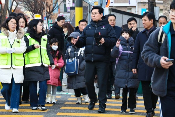 3-1. 9일 오전 대지초에서 이상일 시장이 통학로를 점검하고 있다.jpg