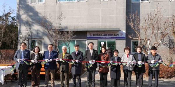 4-1. 이상일 용인특례시장이 9일 ‘스마트 경로당 개소식’에서 테이프 커팅을 하고 있다..JPG