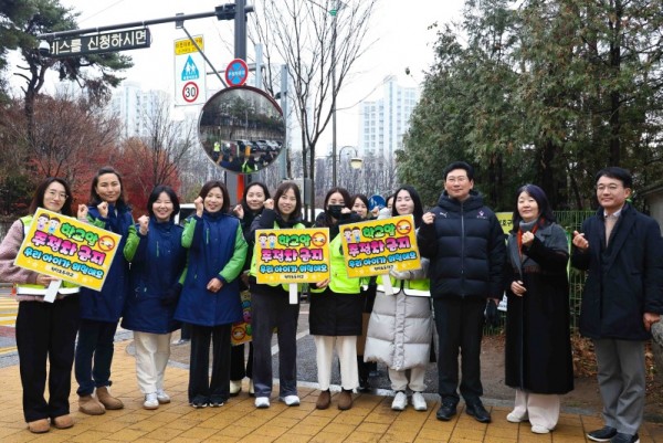 5-1. 이상일 용인특례시장이 11일 청덕초등학교를 방문해 교통지도봉사를 했다..jpg