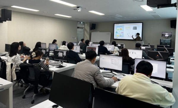 (사진)용인시산업진흥원 직원들이 3D프린터 교육 중 3D모델링 프로그램을 활용해 직접 제품을 제작하는 실습을 하고 있다..jpg