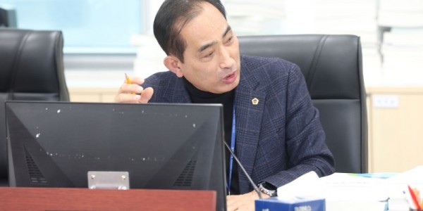 251212 김창식 의원, “경기도 재정 우선순위 뒤바뀌었다”... 청년·여성·가족 핵심 정책 축소 강력 지적.jpg