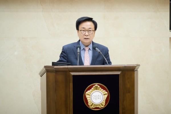 사진1. 김영식 용인특례시의원이 12일 열린 제297회 정례회 제4차 본회의에서 5분 자유발언을 하고 있다..jpg