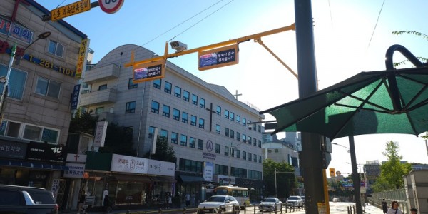 1-1. 기흥구는 어린이보호구역 내에 ‘정지선 위반 알리미’와 ‘우회전 감응 시스템’을 도입했다.jpg